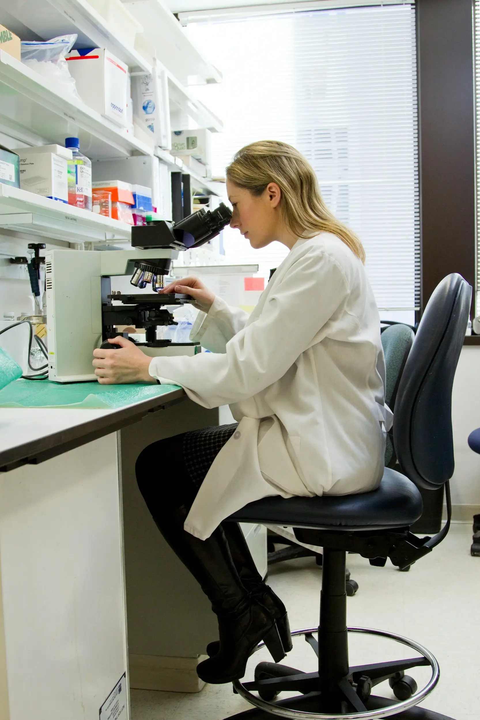 girl-microscope